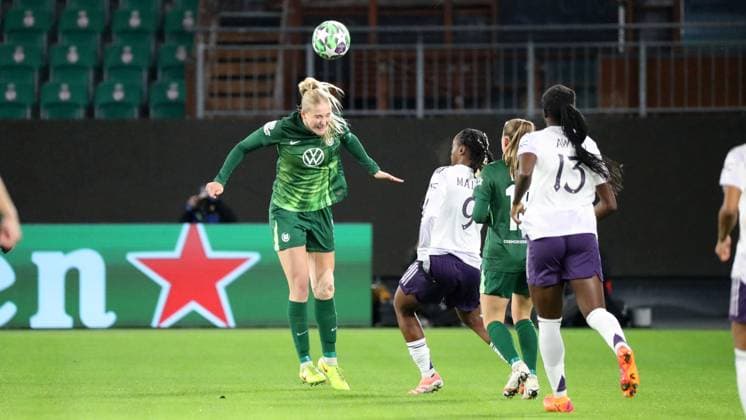 VfL vs Manchester, CL Women Wolfsburg, 19 11 2025, FOOTBALL VfL Wolfsburg vs Manchester United, Champions League Women, Season 2025 26 Camilla Küver VfL Wolfsburg , Melvine Malard Manchester United Wolfsburg