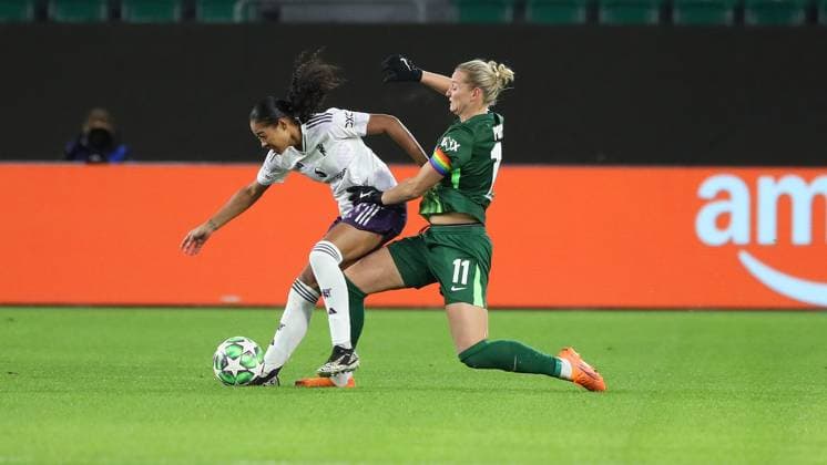 VfL vs Manchester, CL Women Wolfsburg, 19 11 2025, FOOTBALL VfL Wolfsburg vs Manchester United, Champions League Women, Season 2025 26 Hinata Miyazawa Manchester United , Alexandra Popp VfL Wolfsburg Wolfsburg