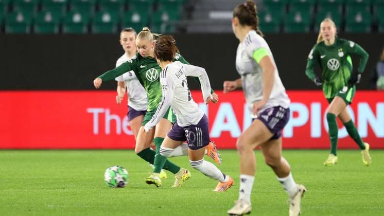 VfL vs Manchester, CL Women Wolfsburg, 19 11 2025, FOOTBALL VfL Wolfsburg vs Manchester United, Champions League Women, Season 2025 26 Ella Paddemors VfL Wolfsburg , Hinata Miyazawa Manchester United Wolfsburg