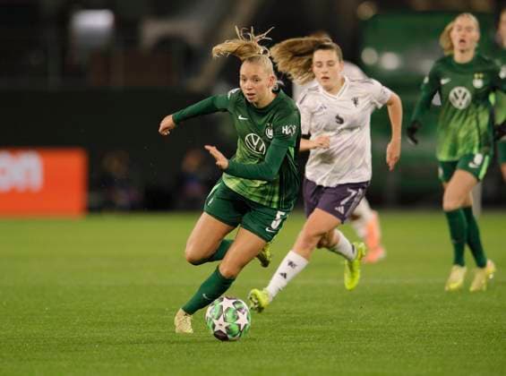 Foto : Ella PEDDEMORS (Wolfsburg). ist schneller als Ella TOONE (Manchester , rechts) Fussball Championsleague der Frauen am Mi. 19.11.2025 VfL Wolfsburg - Manchester United, ManU