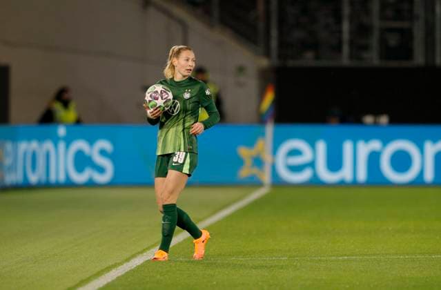 Foto : skeptische Miene bei ... Sarai LINDER (Wolfsburg) Fussball Championsleague der Frauen am Mi. 19.11.2025 VfL Wolfsburg - Manchester United, ManU