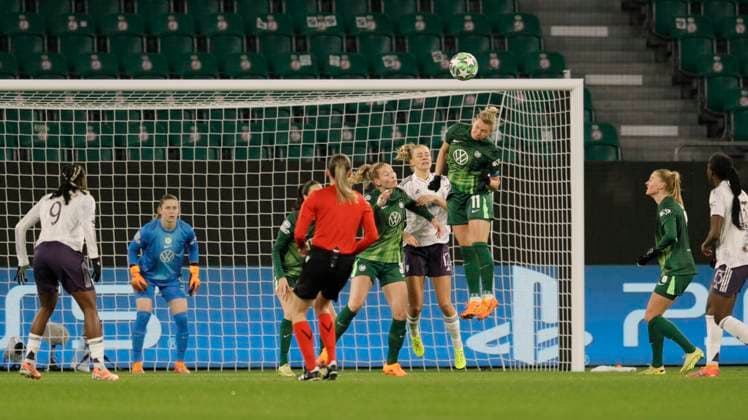 Foto : Alexandra POPP und Sarai LINDER (Wolfsburg) retten gegen Fridolina ROLFÖ (Manchester) Fussball Championsleague der Frauen am Mi. 19.11.2025 VfL Wolfsburg - Manchester United, ManU