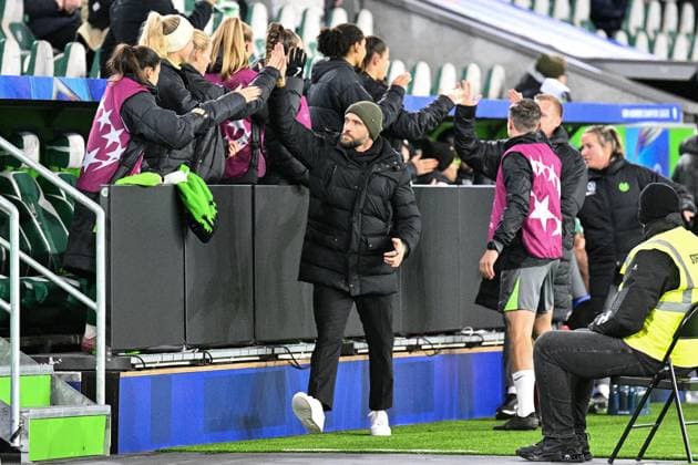 Soccer I Women I Season 2025 2026 I Champions League I Matchday 4 I VfL Wolfsburg Manchester United I 19 11 2025 Goal celebration Stephan Lerch Coach, VfL Wolfsburg applauds the bench after the equalizing goal to make it 1 1 Wolfsburg Volkswagen Arena Lower Saxony Germany Copyright: xLobeca InesxHähnelx