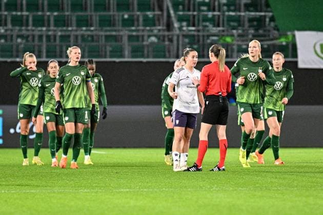 Soccer I Women I 2025 2026 season I Champions League I Matchday 4 I VfL Wolfsburg Manchester United I 19 11 2025 Maya Le Tissier 4, Manchester United need to talk to referee Name after Wolfsburg equalize at 1 1 Wolfsburg Volkswagen Arena Niedersachsen Germany Copyright: xLobeca InesxHähnelx