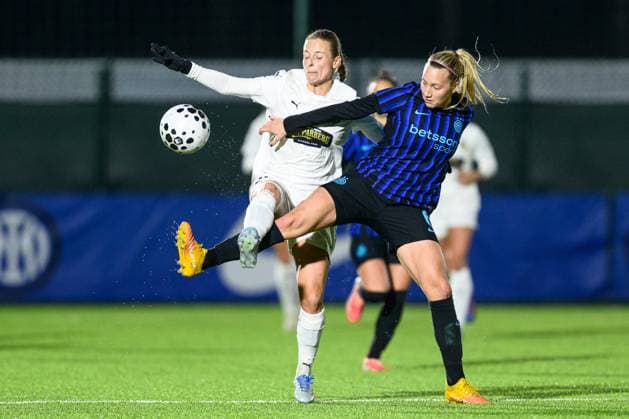 251119 Anna Anvegard of Häcken and Irene Santi of Inter during the UEFA Women s Europa Cup between Inter and Häcken on November 19, 2025 in Milano Photo Daniel Stiller BILDBYRAN kod DS DS0528 fotboll football soccer fotball europa cup inter häcken uefa womens europa cup dam bbeng  Copyright: DANIELxSTILLER BB251119DS016