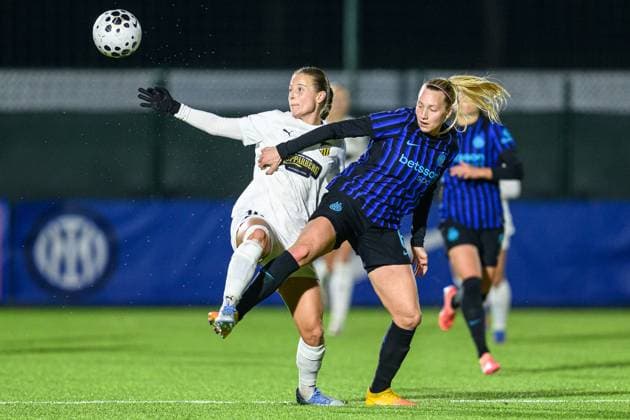 251119 Anna Anvegard of Häcken and Irene Santi of Inter during the UEFA Women s Europa Cup between Inter and Häcken on November 19, 2025 in Milano Photo Daniel Stiller BILDBYRAN kod DS DS0528 fotboll football soccer fotball europa cup inter häcken uefa womens europa cup dam bbeng  Copyright: DANIELxSTILLER BB251119DS017