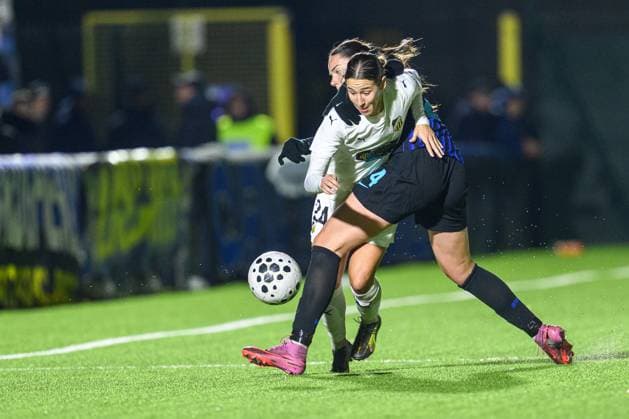 251119 Tabby Tindell of Häcken and Marija Milinkovic of Inter during the UEFA Women s Europa Cup between Inter and Häcken on November 19, 2025 in Milano Photo Daniel Stiller BILDBYRAN kod DS DS0528 fotboll football soccer fotball europa cup inter häcken uefa womens europa cup dam bbeng  Copyright: DANIELxSTILLER BB251119DS019