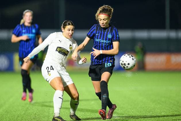 251119 Tabby Tindell of Häcken and Benedetta Glionna of Inter during the UEFA Women s Europa Cup between Inter and Häcken on November 19, 2025 in Milano Photo Daniel Stiller BILDBYRAN kod DS DS0528 fotboll football soccer fotball europa cup inter häcken uefa womens europa cup dam bbeng  Copyright: DANIELxSTILLER BB251119DS021