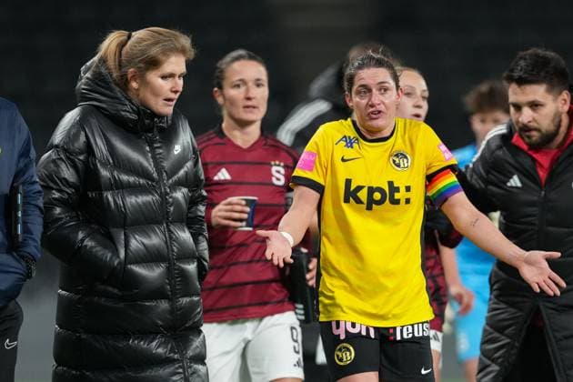 Switzerland UEFA Women s Europa Cup 2025 26 1 8 final, BSC YB Women vs AC Sparta Praha Stadion Wankdorf, Bern Wibke Meister 18 YB Women in conversation with head coach Imke Wübbenhorst head coach Imke Wubbenhorst YB Women Bern Stadion Wankdorf Bern Switzerland Copyright: xKjetilxWaberx