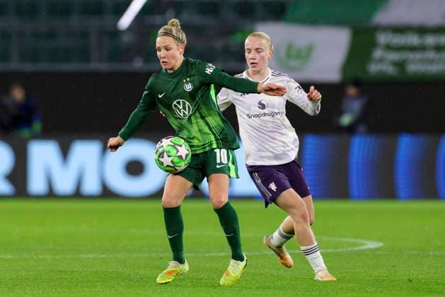 Svenja Huth VfL Wolfsburg and Anna Sandberg Manchester United battle for the ball, UEFA Women s Champions League 2025 26 League Phase MD4, VfL Wolfsburg v Manchester United Women, VfL Wolfsburg Arena on November 19, 2025 in Wolfsburg, Germany Photo by Marco Steinbrenner DeFodi Images Svenja Huth VfL Wolfsburg and Anna Sandberg Manchester United battle for the ball, UEFA Women s Champions League 2025 26 League Phase MD4, VfL Wolfsburg v Manchester United Women, VfL Wolfsburg Arena, November 19, 2025 in Wolfsburg, Germany Photo by Marco Steinbrenner DeFodi Images
