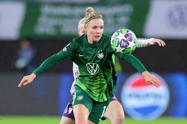 Svenja Huth VfL Wolfsburg and Anna Sandberg Manchester United battle for the ball, UEFA Women s Champions League 2025 26 League Phase MD4, VfL Wolfsburg v Manchester United Women, VfL Wolfsburg Arena on November 19, 2025 in Wolfsburg, Germany Photo by Marco Steinbrenner DeFodi Images Svenja Huth VfL Wolfsburg and Anna Sandberg Manchester United battle for the ball, UEFA Women s Champions League 2025 26 League Phase MD4, VfL Wolfsburg v Manchester United Women, VfL Wolfsburg Arena, November 19, 2025 in Wolfsburg, Germany Photo by Marco Steinbrenner DeFodi Images