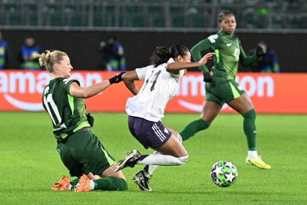 Soccer I Women I Season 2025 2026 I Champions League I Matchday 4 I VfL Wolfsburg Manchester United I 19 11 2025 Alexandra Popp 11, VfL Wolfsburg l with the foul on Jayde Riviere 14, Manchester United r Wolfsburg Volkswagen Arena Lower Saxony Germany Copyright: xLobeca InesxHähnelx