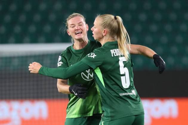 VfL vs Manchester, CL Women Wolfsburg, 19 11 2025, FOOTBALL VfL Wolfsburg vs Manchester United, Champions League Women, Season 2025 26 Ella Paddemors VfL Wolfsburg cheers with Alexandra Popp VfL Wolfsburg after her goal for 1 1 Wolfsburg