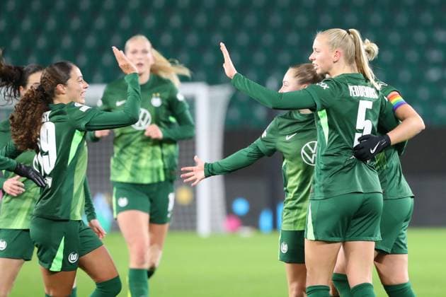 VfL vs Manchester, CL Women Wolfsburg, 19 11 2025, FOOTBALL VfL Wolfsburg vs Manchester United, Champions League Women, Season 2025 26 Ella Paddemors VfL Wolfsburg cheers with the team after her goal to make it 1 1 Wolfsburg