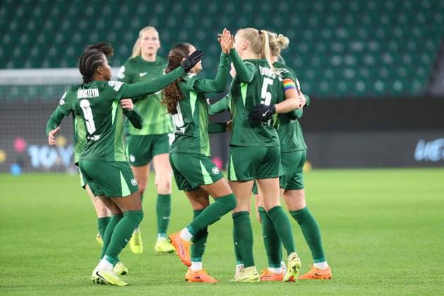 VfL vs Manchester, CL Women Wolfsburg, 19 11 2025, FOOTBALL VfL Wolfsburg vs Manchester United, Champions League Women, Season 2025 26 Ella Paddemors VfL Wolfsburg cheers with the team after her goal to make it 1 1 Wolfsburg