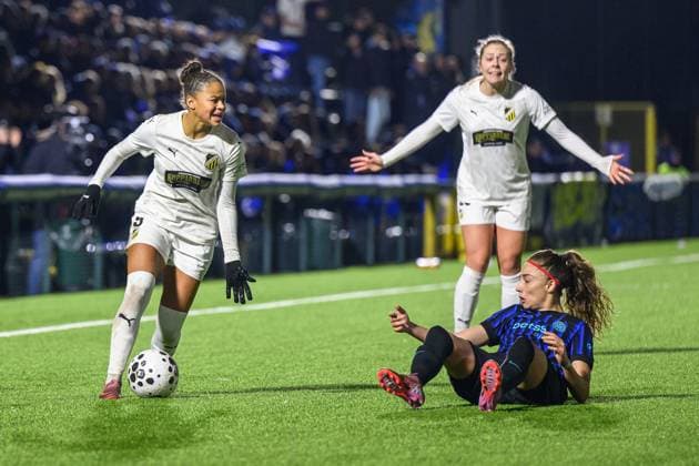 251119 Felicia Schröder and Alice Bergström of Häcken and Benedetta Glionna of Inter during the UEFA Women s Europa Cup between Inter and Häcken on November 19, 2025 in Milano Photo Daniel Stiller BILDBYRAN kod DS DS0528 fotboll football soccer fotball europa cup inter häcken uefa womens europa cup dam bbeng  Copyright: DANIELxSTILLER BB251119DS024