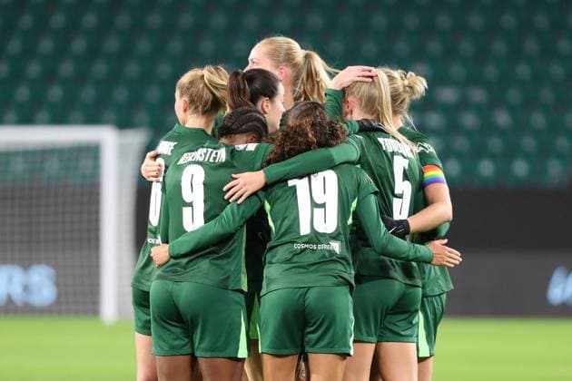 VfL vs Manchester, CL Women Wolfsburg, 19 11 2025, FOOTBALL VfL Wolfsburg vs Manchester United, Champions League Women, Season 2025 26 Ella Paddemors VfL Wolfsburg cheers with the team after her goal to make it 1 1 Wolfsburg