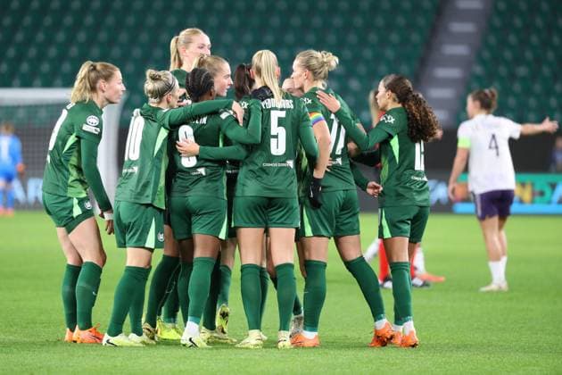 VfL vs Manchester, CL Women Wolfsburg, 19 11 2025, FOOTBALL VfL Wolfsburg vs Manchester United, Champions League Women, Season 2025 26 Ella Paddemors VfL Wolfsburg cheers with the team after her goal to make it 1 1 Wolfsburg