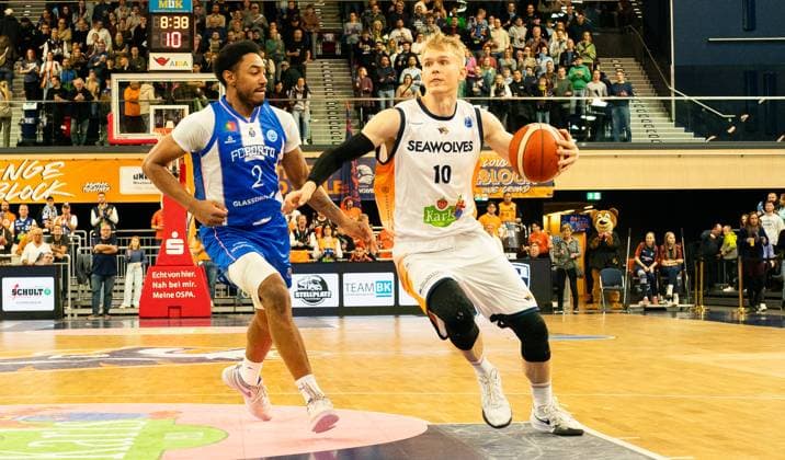 19 11 2025, Basketball, Men, FIBA Europe Cup, Season 2025 26, Group B, Matchday 6, Rostock Seawolves FC Porto Åukasz Kolenda Rostock Seawolves, right against Jonathan Dunn FC Porto, left Rostock Stadthalle Mecklenburg Vorpommern Germany