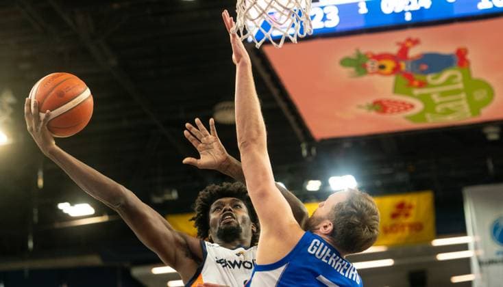 19 11 2025, Basketball, Men, FIBA Europe Cup, Season 2025 26, Group B, Matchday 6, Rostock Seawolves FC Porto Kassim Nicholson Rostock Seawolves, left against Joao Guerreiro FC Porto, right Rostock Stadthalle Mecklenburg Vorpommern Germany