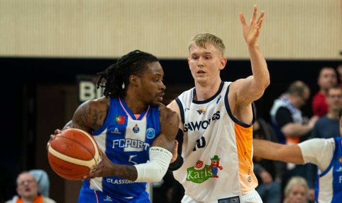 19 11 2025, Basketball, Men, FIBA Europe Cup, Season 2025 26, Group B, Matchday 6, Rostock Seawolves FC Porto Jalen Riley FC Porto, left against Åukasz Kolenda Rostock Seawolves, right Rostock Stadthalle Mecklenburg Vorpommern Germany