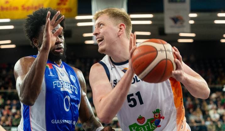 19 11 2025, Basketball, Men, FIBA Europe Cup, Season 2025 26, Group B, Matchday 6, Rostock Seawolves FC Porto Javian Davis FC Porto, left against Bent Leuchten Rostock Seawolves, right Rostock Stadthalle Mecklenburg Vorpommern Germany