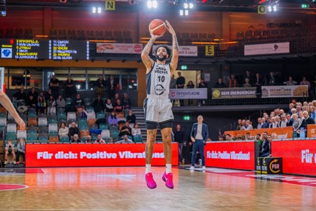 Basketball FIBA Europe Cup, Season 2025 2026, Men, Main Round, Group Stage, 6 Matchday, 19 11 2025, RASTA Vechta Dinamo BDS Sassari Tevin Brown 10 RASTA Vechta at Jumpshot Vechta RASTA Dome Lower Saxony Germany