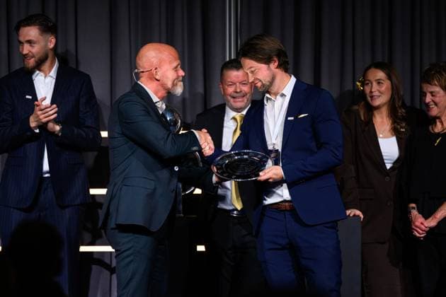 251119 Jens T Andersson, chairman of SVFF gives Mjällbys William Leandersson an award during Allsvenskans Grand Prize on November 19, 2025 in Stockholm  Copyright: EMMAxWALLSKOG BB251119EW018
