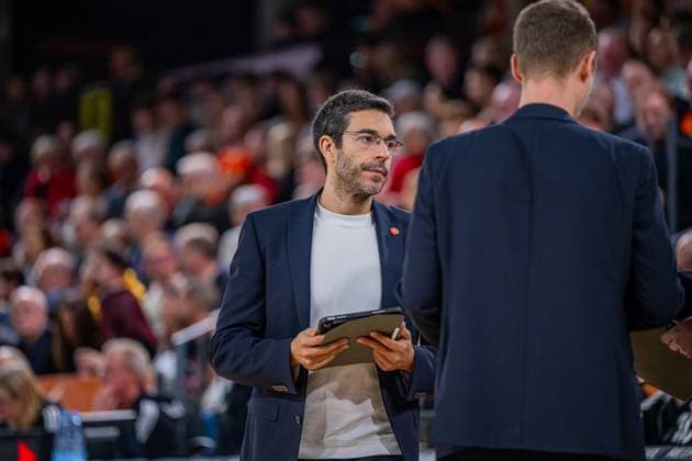Basketball FIBA Europe Cup, Season 2025 2026, Men, Main Round, Group Stage, Matchday 6, 19 11 2025, RASTA Vechta Dinamo BDS Sassari Miguel Zapata Assistant Coach RASTA Vechta during the game Vechta RASTA Dome Lower Saxony Germany