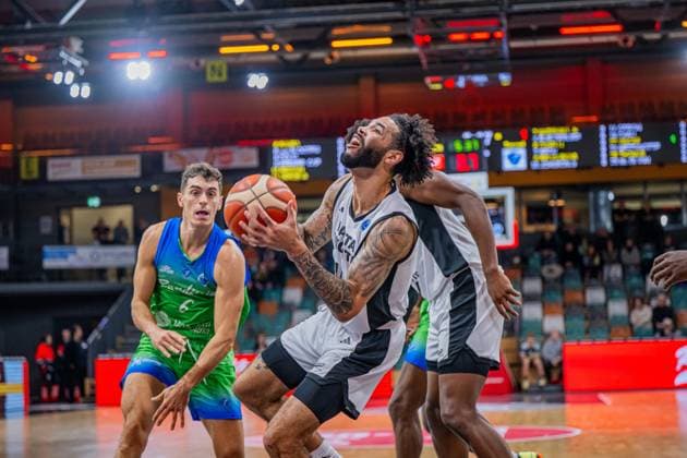 Basketball FIBA Europe Cup, Season 2025 2026, Men, Main Round, Group Stage, Matchday 6, 19 11 2025, RASTA Vechta Dinamo BDS Sassari Tevin Brown 10 RASTA Vechta in action Vechta RASTA Dome Lower Saxony Germany