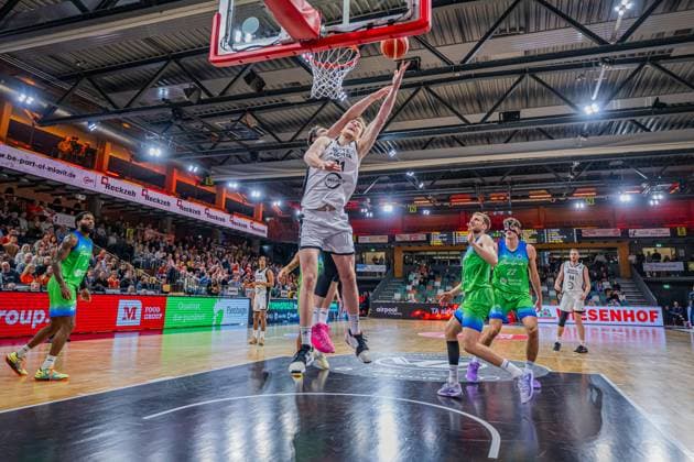 Basketball FIBA Europe Cup, Season 2025 2026, Men, Main round, Group stage, 6 Matchday, 19 11 2025, RASTA Vechta Dinamo BDS Sassari Lars Thiemann 21 RASTA Vechta at the basket Vechta RASTA Dome Lower Saxony Germany