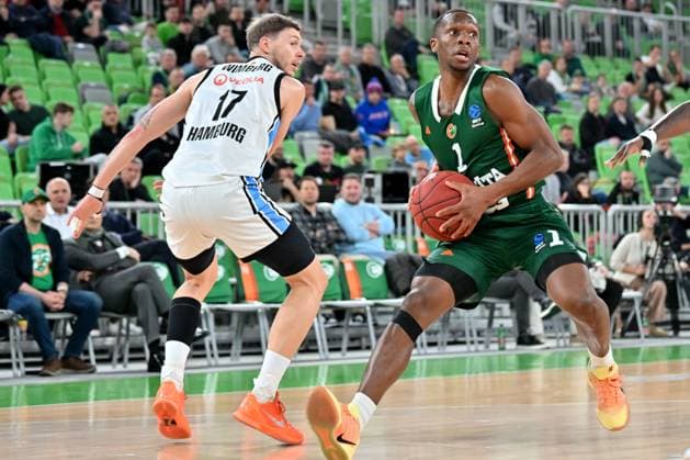 Ljubljana, Slovenia, November 19 2025, Umoja Gibson of Cedevita Olimpija (R) in action against Niklas Wimberg of Veolia Towers (L) during the BKT EuroCup basketball match between Cedevita Olimpija (Slovenia) and Veolia Towers (Germany) at Arena Stozice, Ljubljana, Slovenia. (Photo by Igor Kupljenik Sports Press Photo) Copyright: xIgorxKupljenikx xSPPx Sportspressphoto_SPR63658