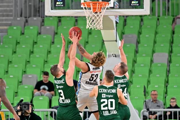 Ljubljana, Slovenia, November 19 2025, Zacharie Perrin of Veolia Towers (C) in action against Rok Radovic of Cedevita Olimpija (L) during the BKT EuroCup basketball match between Cedevita Olimpija (Slovenia) and Veolia Towers (Germany) at Arena Stozice, Ljubljana, Slovenia. (Photo by Igor Kupljenik Sports Press Photo) Copyright: xIgorxKupljenikx xSPPx Sportspressphoto_SPR63662