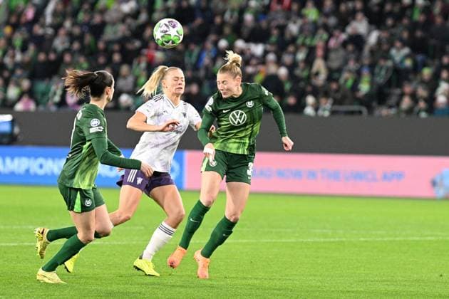 Soccer I Women I 2025 2026 season I Champions League I Matchday 4 I VfL Wolfsburg Manchester United I 19 11 2025 Sarai Linder 39, VfL Wolfsburg l clears in front of Fridolina Rolfö 12, Manchester United M with a header Wolfsburg Volkswagen Arena Niedersachsen Germany Copyright: xLobeca InesxHähnelx
