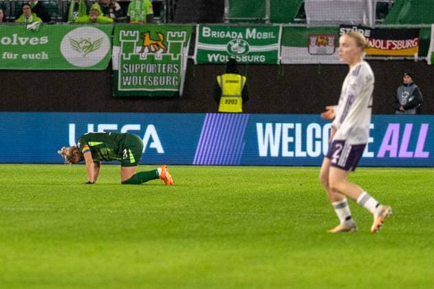 Germany, Football, UEFA, Womens Champions League, Matchday 4 2025 2026 VfL Wolfsburg Manchester United on 19 11 in Wolfsburg Volkswagen Arena Alexandra Popp VfL Wolfsburg 11 injured Copyright: xSvenxHeidmannx