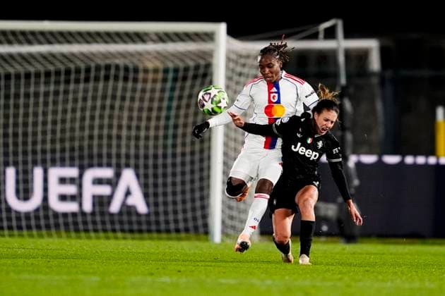 OL Lyonnes s Korbin Shrader fights for the ball with Juventus women Estela Carbonell Nunez during the UEFA Women s Champions League soccer match between Juventus Women and OL Lyonnes at the Stadium Comunale Vittorio Pozzo La Marmora in Biella, north west Italy - Day 4 - November 19, 2025. - Soccer.  Copyright: xFabioxFerrari LaPressex