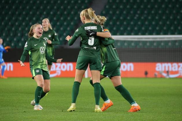 19 11 2025, xgrfx, Football UEFA WomenÂs Champions League, VfL Wolfsburg Manchester United v l Tor, Ella Peddemors VfL Wolfsburg DFL DFB REGULATIONS PROHIBIT ANY USE OF PHOTOGRAPHS as IMAGE SEQUENCES and or QUASI VIDEO Wolfsburg