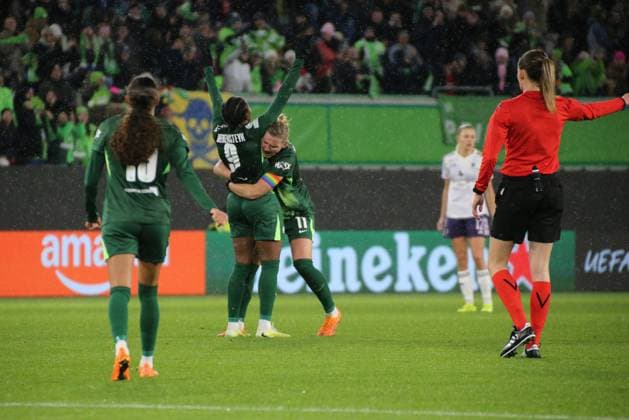 19 11 2025, xgrfx, Football UEFA WomenÂs Champions League, VfL Wolfsburg Manchester United v l Tor, Lineth Beerensteyn VfL Wolfsburg DFL DFB REGULATIONS PROHIBIT ANY USE OF PHOTOGRAPHS as IMAGE SEQUENCES and or QUASI VIDEO Wolfsburg