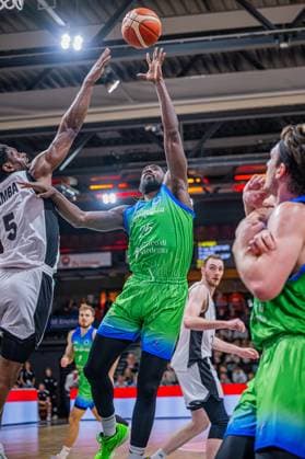Basketball FIBA Europe Cup, Season 2025 2026, Men, Main round, Group stage, 6 Matchday, 19 11 2025, RASTA Vechta Dinamo BDS Sassari Rashawn Thomas 25 Dinamo BDS Sassari at the basket Vechta RASTA Dome Lower Saxony Germany