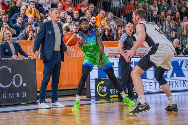Basketball FIBA Europe Cup, Season 2025 2026, Men, Main round, Group stage, 6 Matchday, 19 11 2025, RASTA Vechta Dinamo BDS Sassari Rashawn Thomas 25 Dinamo BDS Sassari in action Vechta RASTA Dome Lower Saxony Germany
