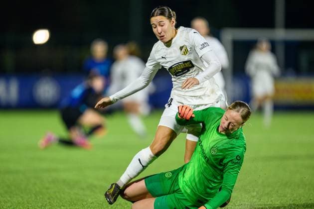 251119 Tabby Tindell of Häcken and goalkeeper Cecilia Runarsdottir of Inter during the UEFA Women s Europa Cup between Inter and Häcken on November 19, 2025 in Milano Photo Daniel Stiller BILDBYRAN kod DS DS0528 fotboll football soccer fotball europa cup inter häcken uefa womens europa cup dam bbeng  Copyright: DANIELxSTILLER BB251119DS027