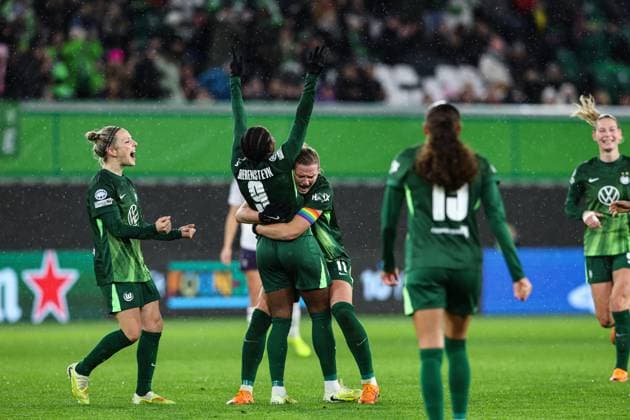 Goal celebration Goalscorer Lineth Beerensteyn VfL Wolfsburg,9 scores for 3 1 with Alexandra Popp VfL Wolfsburg,11 and Svenja Huth VfL Wolfsburg,10 Womens Champions League season 2025 2026 VfL Wolfsburg vs Manchester United at the Volkswagen Arena in Wolfsburg Action,Football,Woman,Women,Ladies,Germany,19 11 2025