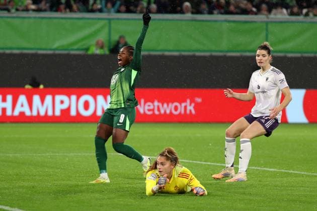 VfL vs Manchester, CL Women Wolfsburg, 19 11 2025, FOOTBALL VfL Wolfsburg vs Manchester United, Champions League Women, Season 2025 26 cheered goal by Ella Paddemors VfL Wolfsburg to 2 1, Goalkeeper Safia Middleton Patel Manchester United , Dominique Jannssen Manchester United Wolfsburg
