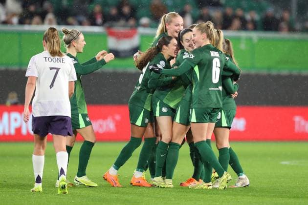 VfL vs Manchester, CL Women Wolfsburg, 19 11 2025, FOOTBALL VfL Wolfsburg vs Manchester United, Champions League Women, Season 2025 26 Ella Paddemors VfL Wolfsburg cheers with the team after her goal to make it 2 1 Wolfsburg