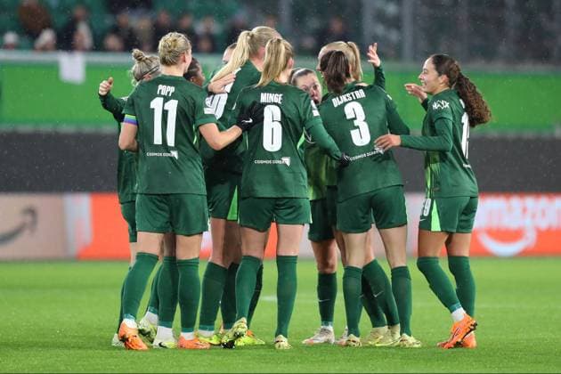 VfL vs Manchester, CL Women Wolfsburg, 19 11 2025, FOOTBALL VfL Wolfsburg vs Manchester United, Champions League Women, Season 2025 26 Ella Paddemors VfL Wolfsburg cheers with the team after her goal to make it 2 1 Wolfsburg