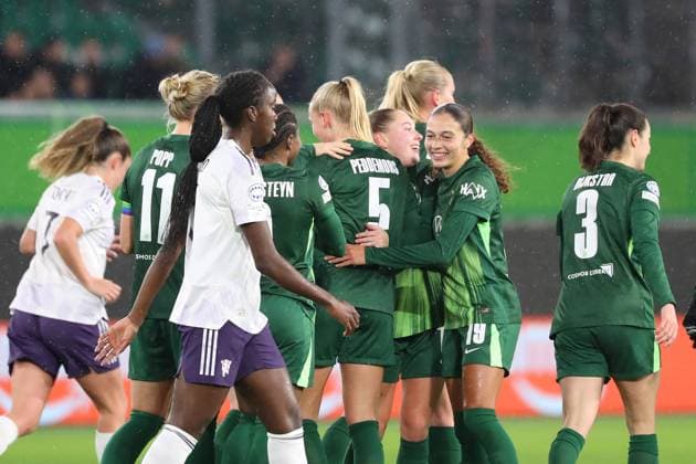 VfL vs Manchester, CL Women Wolfsburg, 19 11 2025, FOOTBALL VfL Wolfsburg vs Manchester United, Champions League Women, Season 2025 26 Ella Paddemors VfL Wolfsburg cheers with the team after her goal to make it 2 1 Wolfsburg