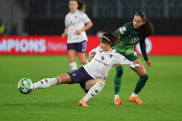 VfL vs Manchester, CL Women Wolfsburg, 19 11 2025, FOOTBALL VfL Wolfsburg vs Manchester United, Champions League Women, Season 2025 26 Hinata Miyazawa Manchester United , Kessya Bussy VfL Wolfsburg Wolfsburg