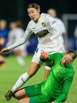 251119 Tabby Tindell of Häcken and goalkeeper Cecilia Runarsdottir of Inter during the UEFA Women s Europa Cup between Inter and Häcken on November 19, 2025 in Milano Photo Daniel Stiller BILDBYRAN kod DS DS0528 fotboll football soccer fotball europa cup inter häcken uefa womens europa cup dam bbeng  Copyright: DANIELxSTILLER BB251119DS030