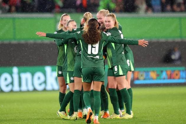 VfL vs Manchester, CL Women Wolfsburg, 19 11 2025, FOOTBALL VfL Wolfsburg vs Manchester United, Champions League Women, Season 2025 26 Lineth Beerensteyn VfL Wolfsburg cheers with the team after their goal for 3 1 Wolfsburg