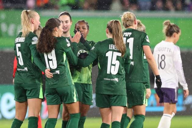 VfL vs Manchester, CL Women Wolfsburg, 19 11 2025, FOOTBALL VfL Wolfsburg vs Manchester United, Champions League Women, Season 2025 26 Lineth Beerensteyn VfL Wolfsburg cheers with the team after their goal for 3 1 Wolfsburg